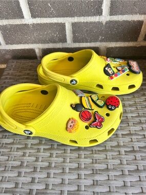 CROCS Yellow Clog Sandals with Fun Charms Mens’s 6, Women’s 9